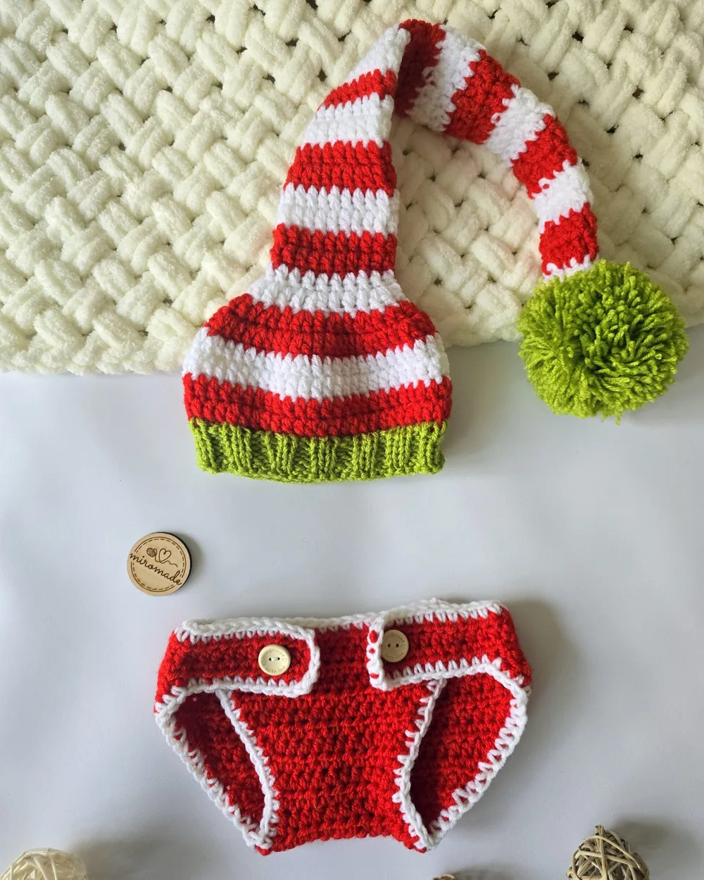 Gehäkeltes Fotoshooting-Set: rot-weisse Zipfelmütze mit Pompon