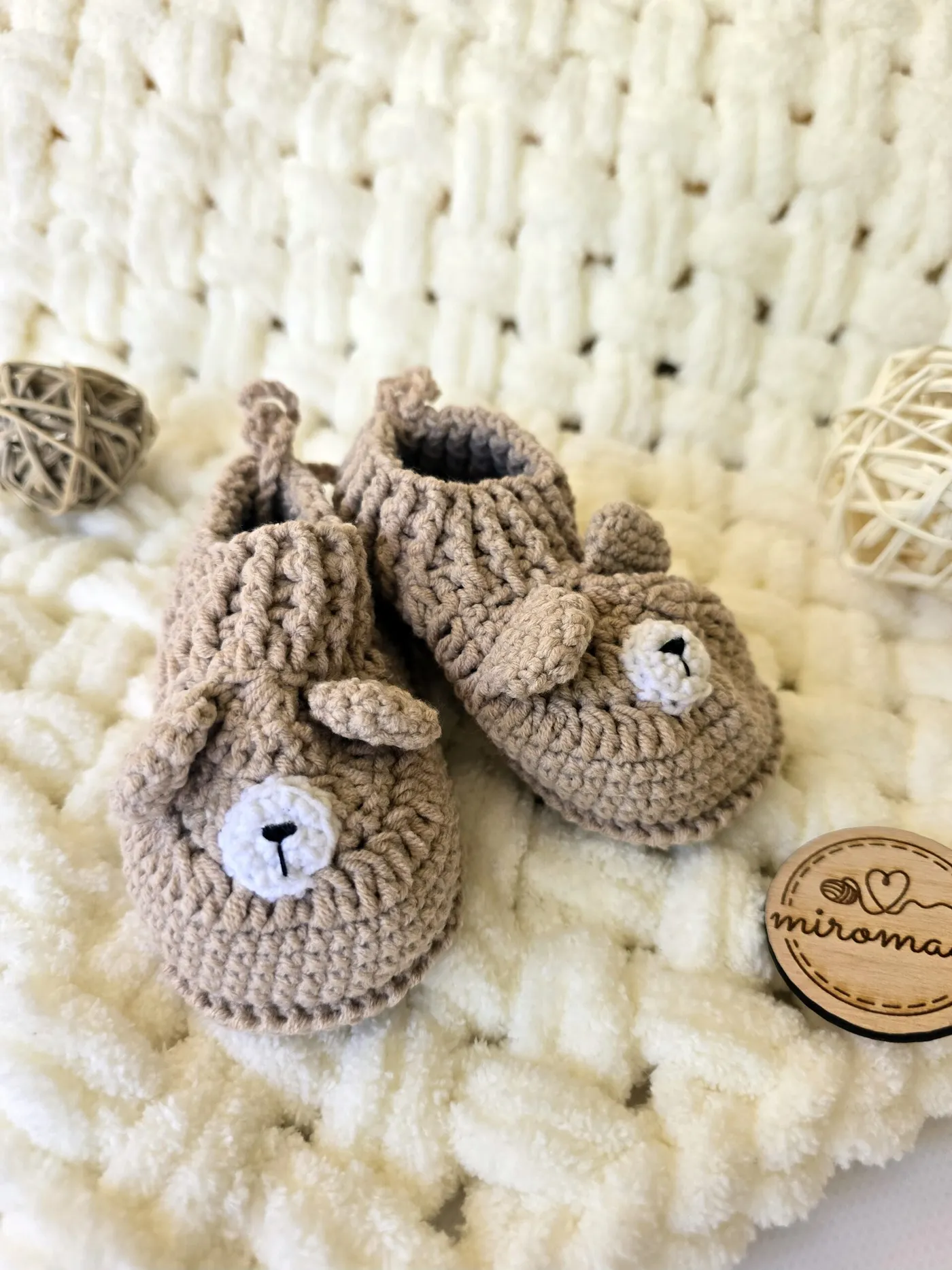 Gehäkelte Babyschuhe Handgemacht | Beige Tier-Finkli mit Rüschen