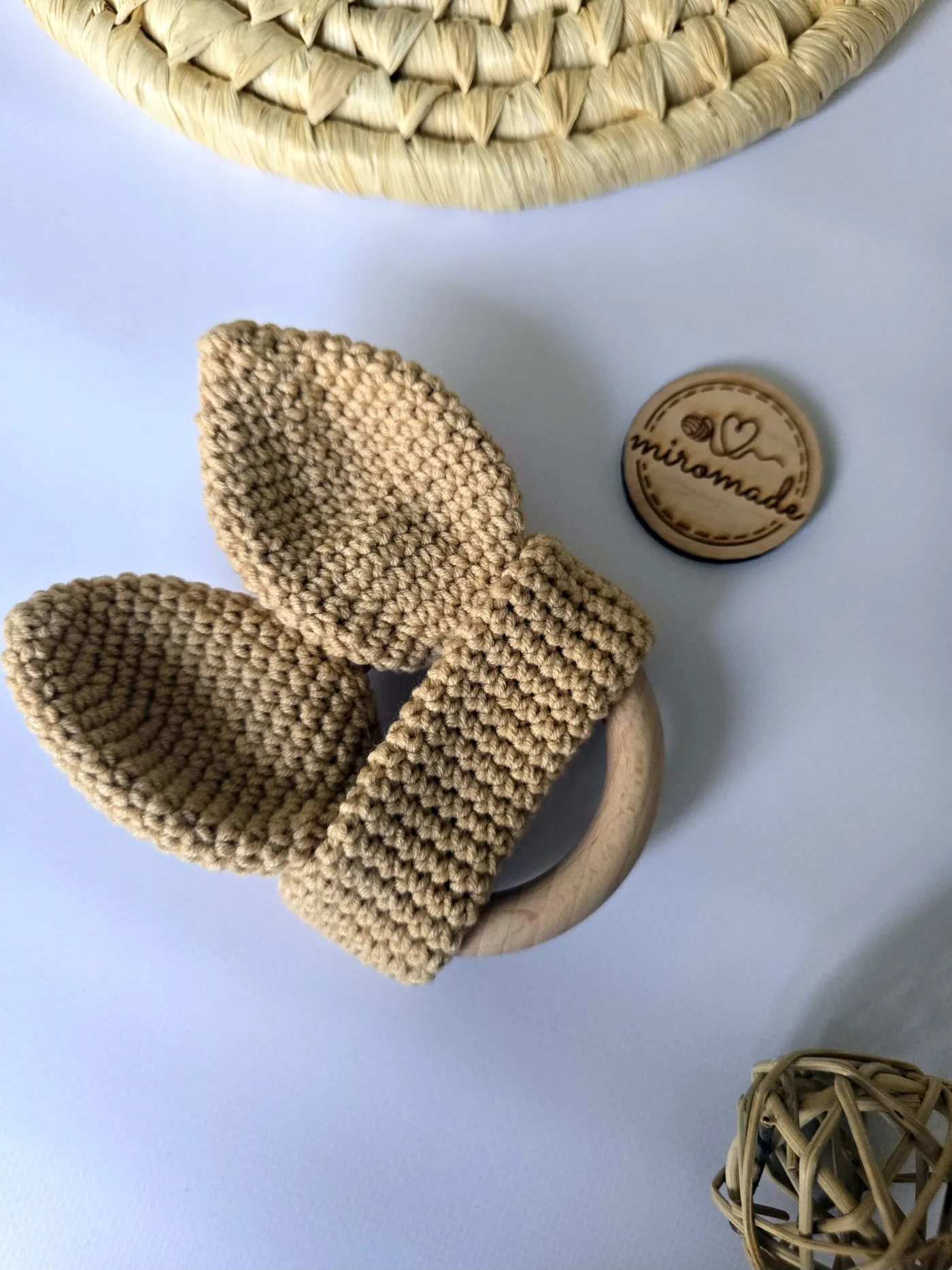 Gehäkelter Beissring Handgemacht | Hasenohren Beige & Holzring