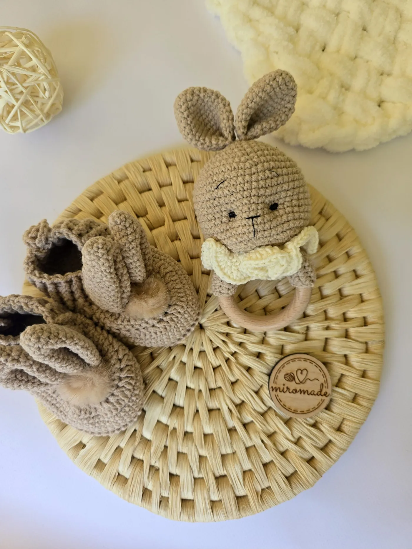 Geschenkset Handgemacht | Babyschuhe & Rassel "Hase" in Beige
