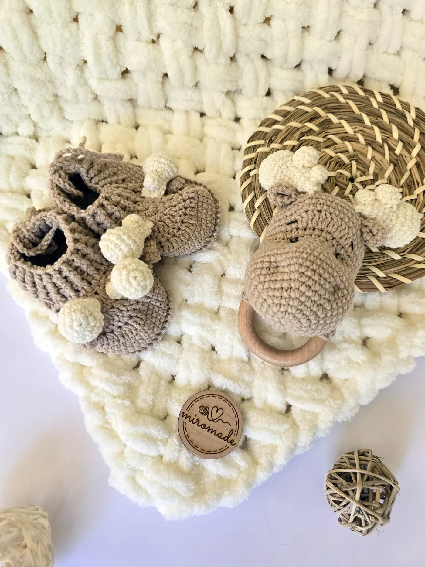 Geschenkset Handgemacht | Babyschuhe & Rassel "Rentier" in Beige