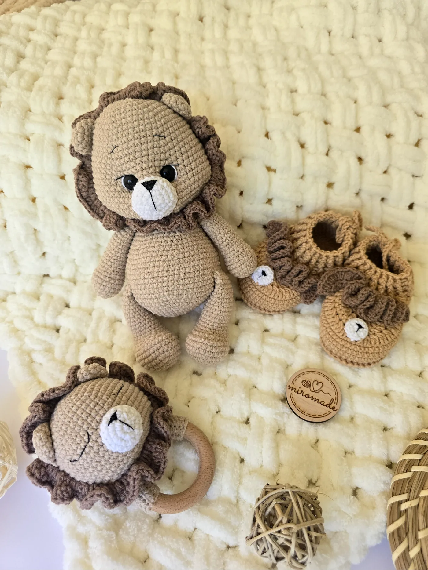 Dreiteiliges Löwen-Set aus Kuscheltier, gehäkelten Babyschuhen und Rassel