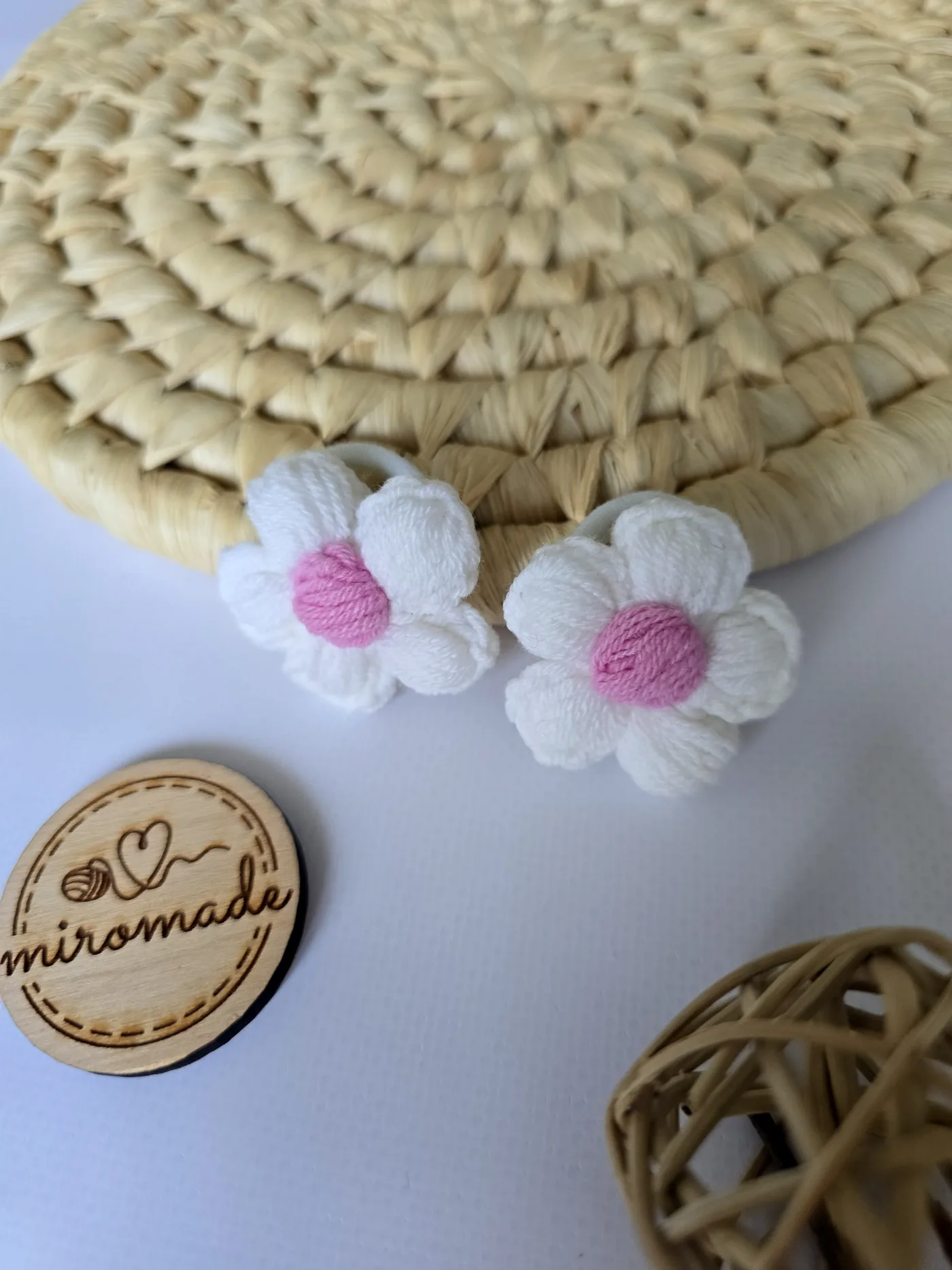 Zwei Haargummis mit kleinen gehäkelten Blüten in Weiss mit rosa Mitte