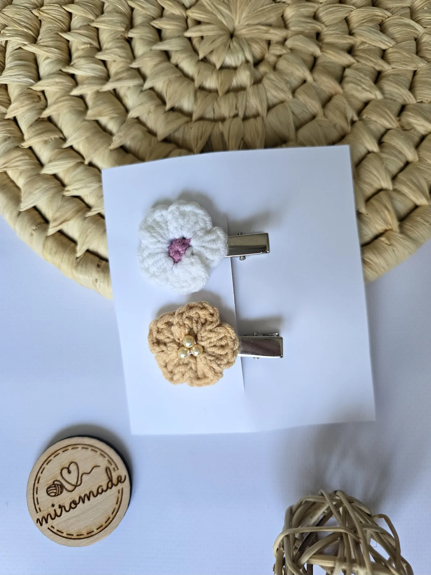 Zwei schmale Haarspangen mit kleinen gehäkelten Blüten in Weiss und Beige