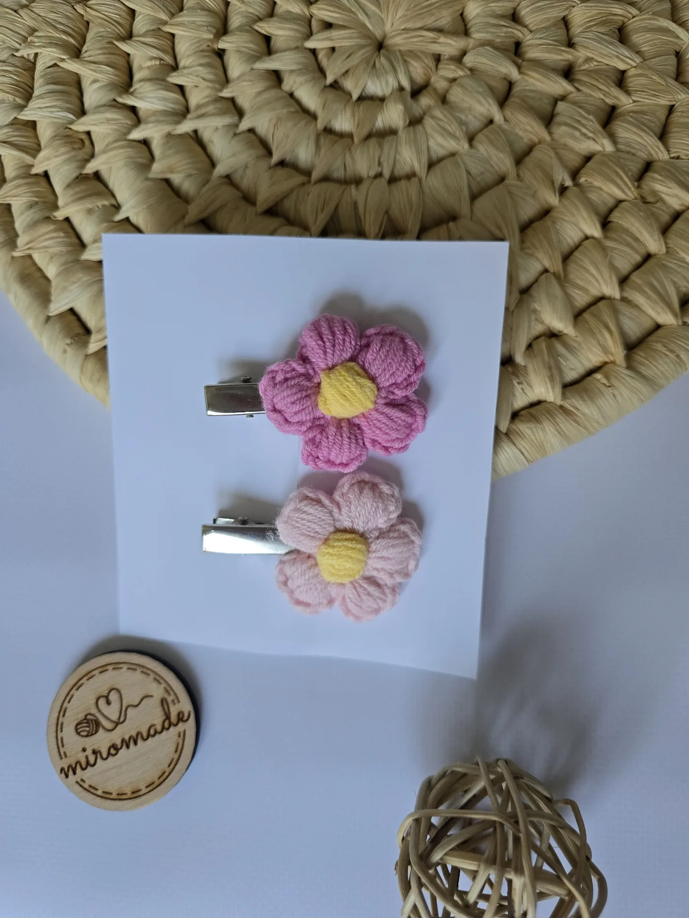 Zwei Haarspangen mit gehäkelten Blüten in Rosa und Zartrosa