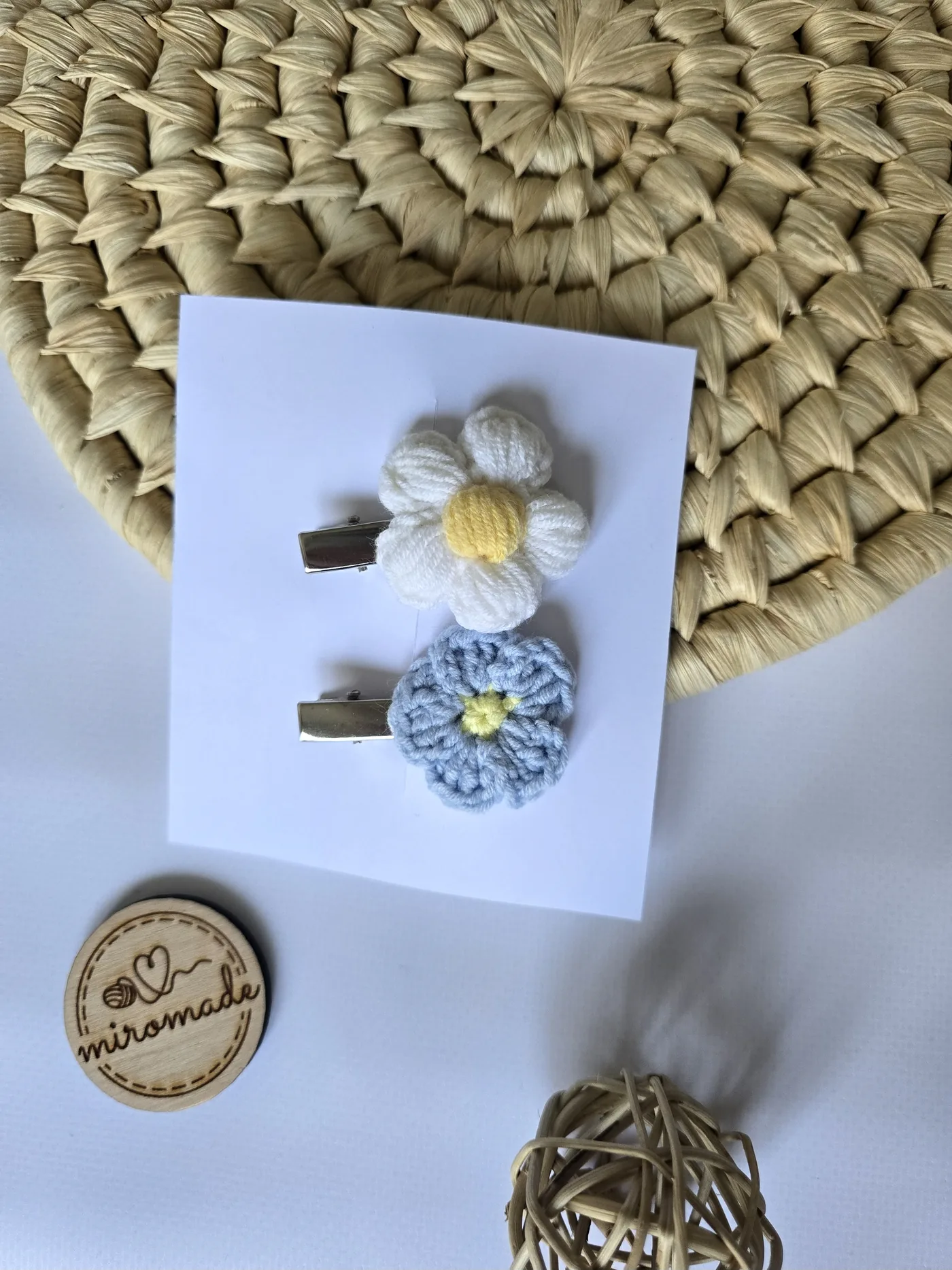 Zwei Haarspangen mit gehäkelten Margeriten in Weiss und Hellblau