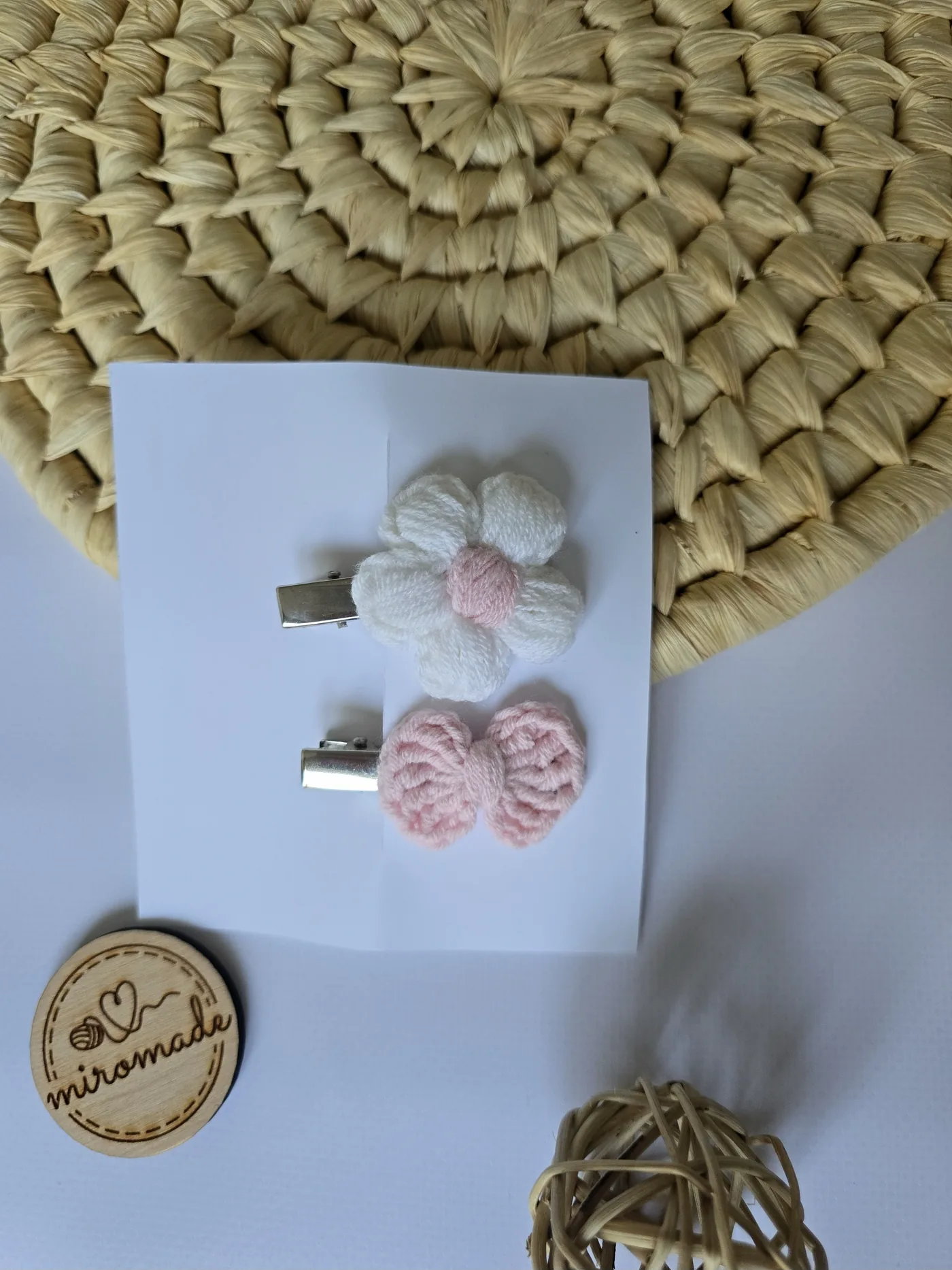 Haarspangen-Set aus weisser Häkelblüte und rosa Häkelschleife