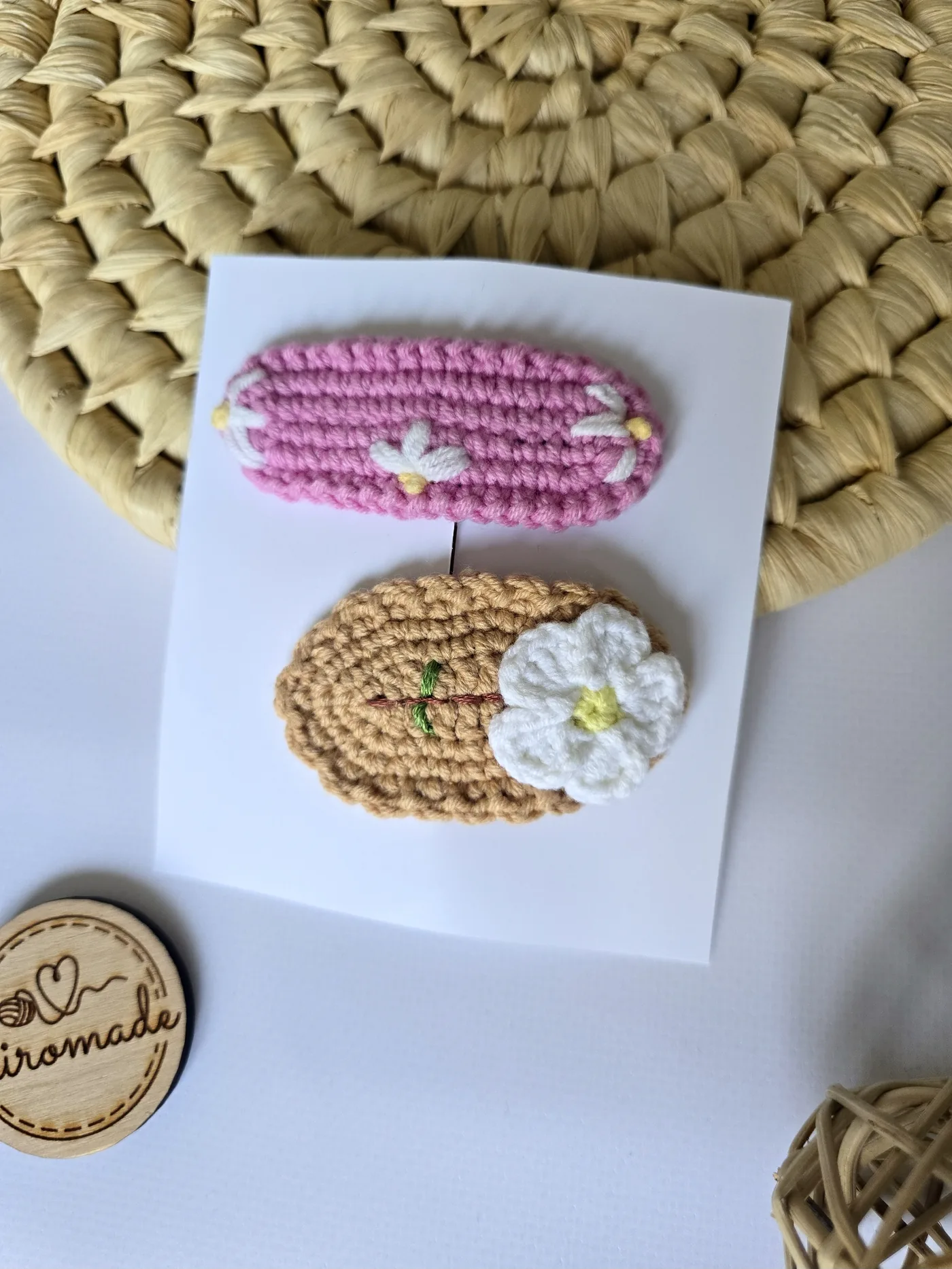 Zwei breite gehäkelte Haarspangen in Rosa und Beige mit weissen Blüten