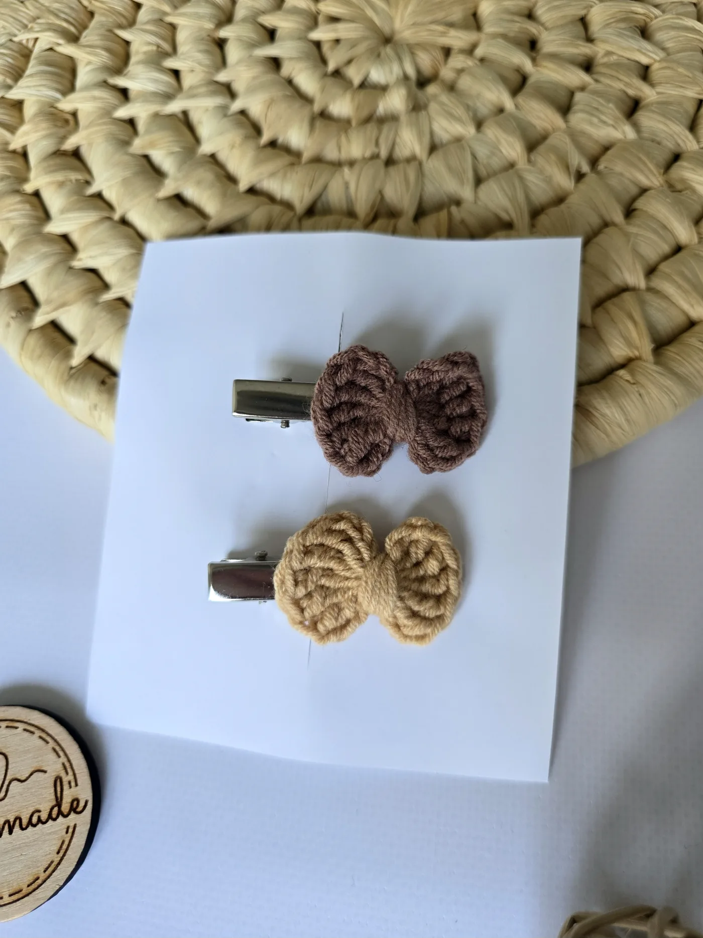 Zwei kleine gehäkelte Haarschleifen in Braun und Beige