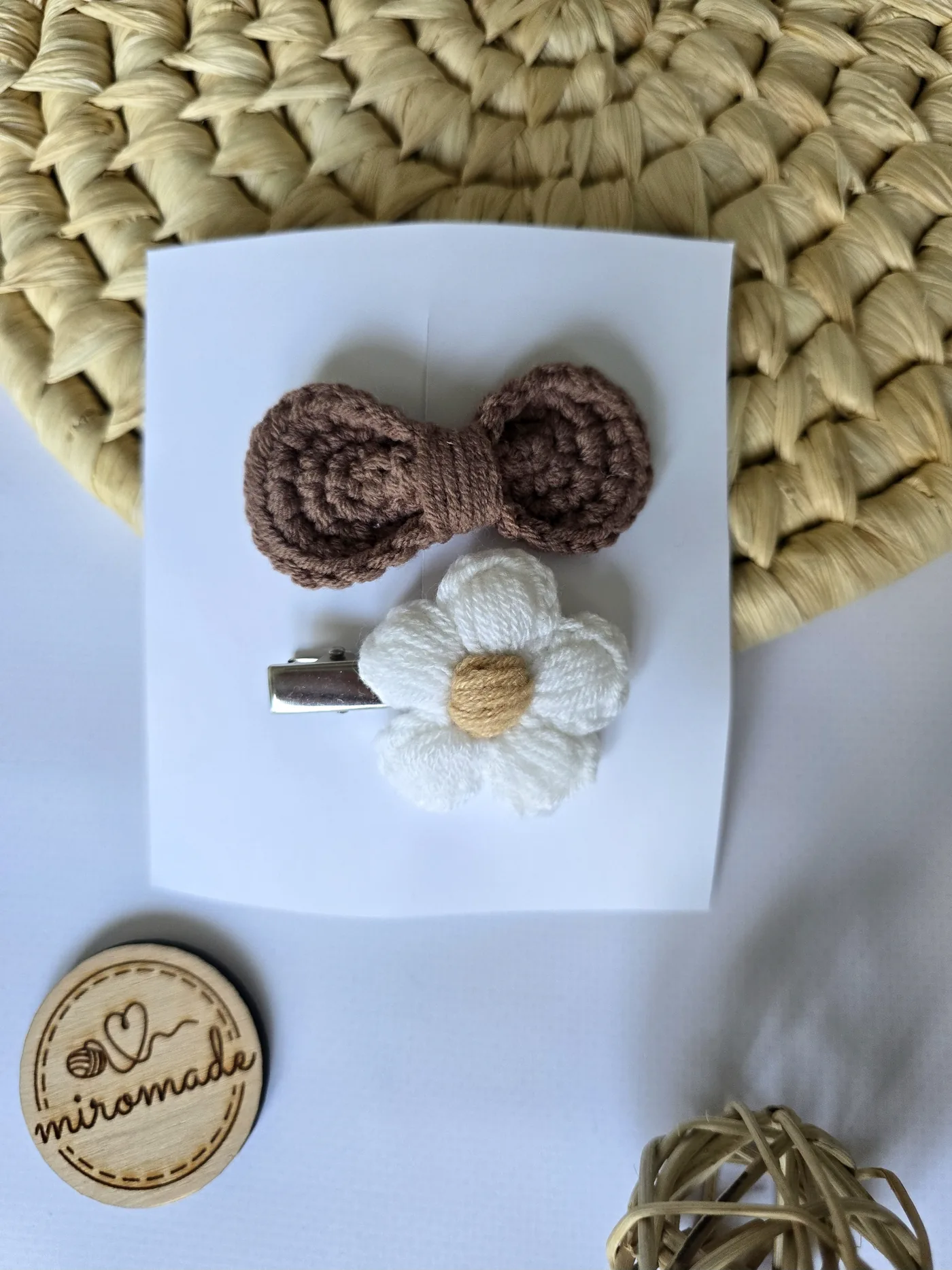 Haarspangen-Set aus brauner Häkelschleife und weisser Häkelblüte