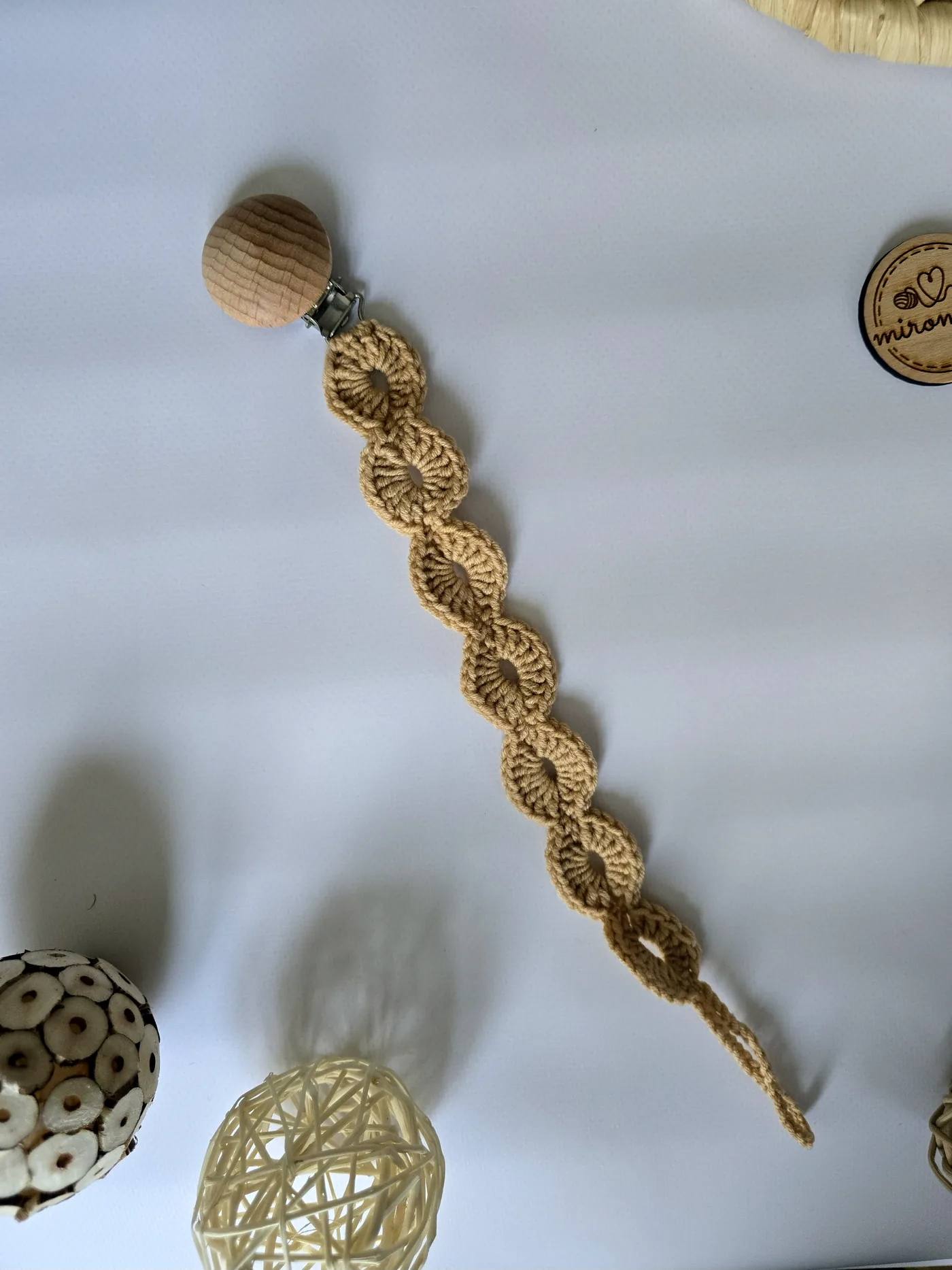 Gehäkelte Schnullerkette, Ajourmuster in Beige, mit Buchenholz-Clip